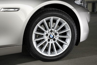 523iに標準装備される、Vスポークスタイリング236、17インチアロイホイール。タイヤサイズは225/55R17。