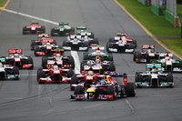 ポールシッターのベッテルはスタートでトップを守る。後方では予選2位のマーク・ウェバーが一気に7位まで落ち、かわりにフェラーリの2台らがレッドブルを追った。（Photo=Red Bull Racing）