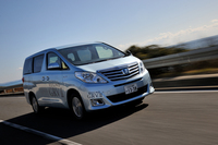 ミニバン用タイヤ「GRV II」については比較試乗はなく、一般公道での試乗のみが行われた。写真はGRV IIを装着した「トヨタ・アルファード」（先代モデル）。