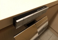 羽田空港にて。このトイレの操作スイッチ、どうやって水を流せばいいのか、焦る外国人もそれなりにいるだろう。ゆくゆくは自動車同様、国際的な操作表示の統一が必要なのでは？