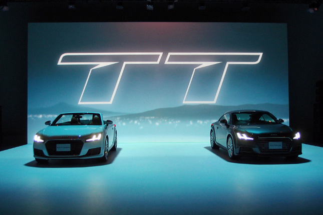 新型「アウディTT」発表会におけるひとこま。写真左は「TTロードスター 2.0 TFSIクワトロ」で、右は「TTSクーペ」。