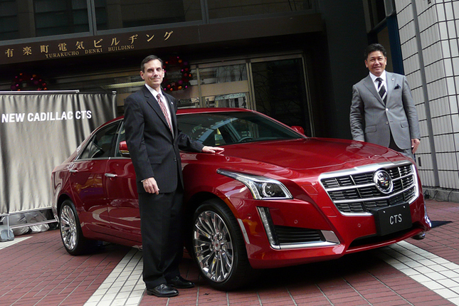 新型「キャデラックCTS」と、ゼネラルモーターズ・ジャパン代表取締役社長の石井澄人氏（右）、同社セールスマーケティングディレクターのグレッグ・セデウィッツ氏（左）。