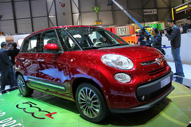 ジュネーブモーターショーに展示された「フィアット500L」。