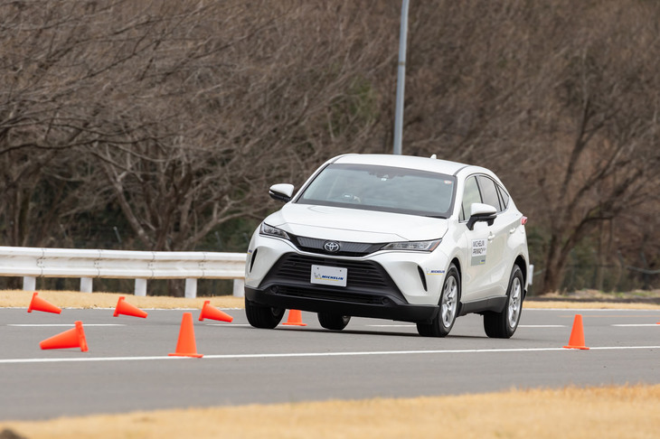 SUVは他の乗用車と比べて車重の重いクルマが多く、また車高も高めとなる。コーナリングなどでふらふらしない、腰砕けにならないためには、独自の工夫が必要なのだ。