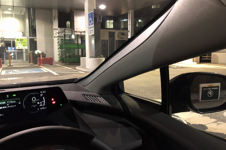 新型「プリウス」はフロントピラーが斜め前の視界を邪魔する点でも、“ちょいワル特急”こと「508 GT BlueHDi」に似ている。