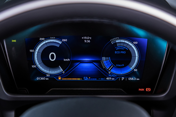 8.8インチサイズの液晶パネルに、メーター類が表示される。スポーツモードでは、カラーがレッドに変化する。