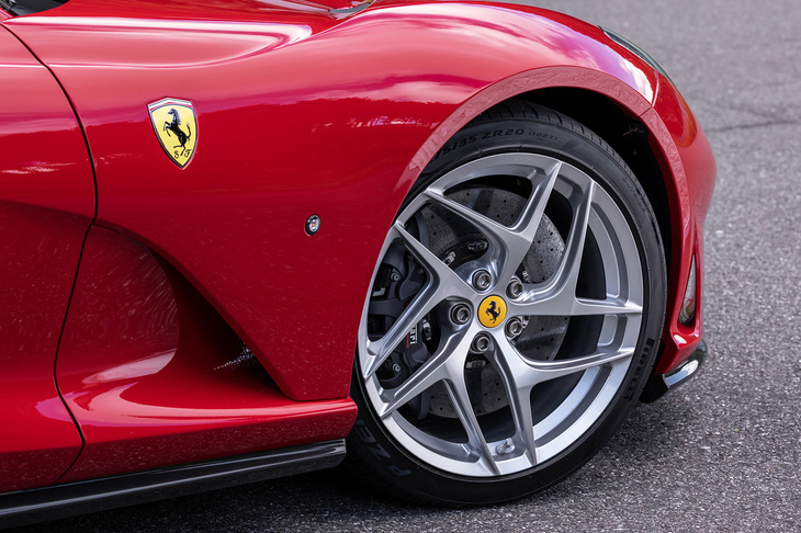 オプションとなる、20インチクロームドペイント鍛造ホイール。タイヤサイズは前275/35ZR20、後ろ315/35ZR20となる。