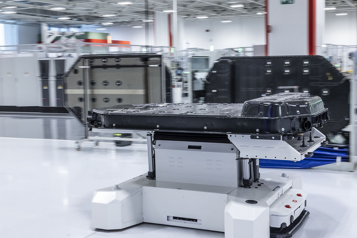 組み上がったバッテリーシステムが、無人運搬機でe-ビルディング内を運ばれていく。このように、次世代フル電動フェラーリの生産は着々と進められている。