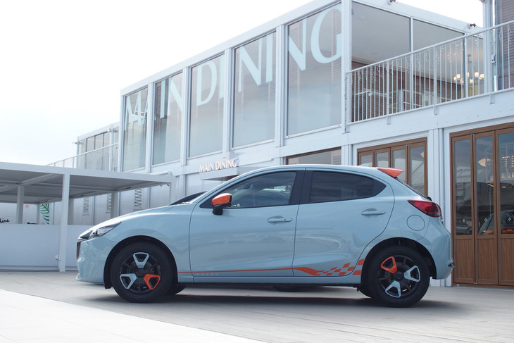 マツダ2 15 BD ROOKIE DRIVE架装車（サイドビュー）