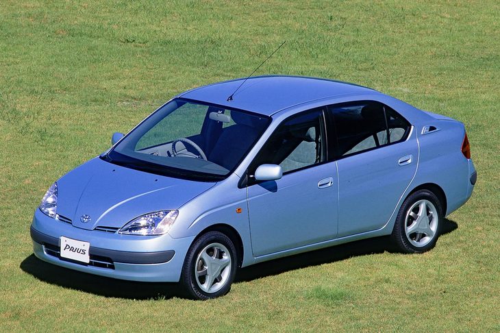 1997年10月に発表、同年12月に発売された初代「トヨタ・プリウス」。手塚治虫の漫画のキャラクターが総出演したCMも印象的だった。
