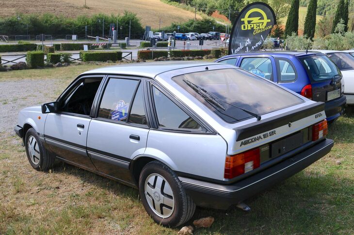 大きなテールゲートによる高い実用性も備えていた。