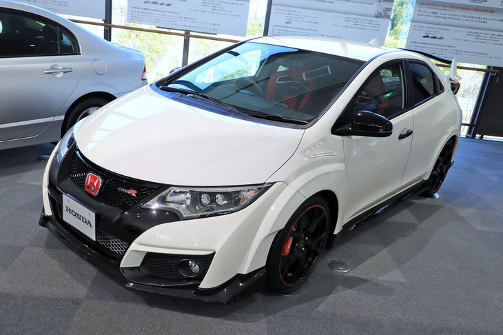 2011年に登場した9代目「シビック」は基本的に日本未導入となり、写真の「タイプR」（2015年）だけが750台限定で販売された。