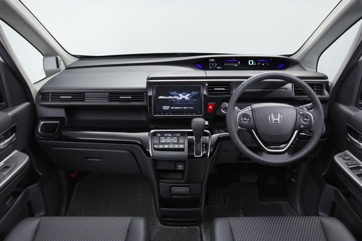 「ステップワゴン モデューロX」のインストゥルメントパネルまわり。ナビの起動画面も専用に用意される。