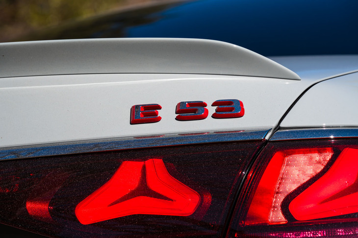 リアの「E53」バッジは断面が赤に塗られる。現行型「Eクラス」のメルセデスAMGモデルはこの「E53ハイブリッド」が初めてだ。