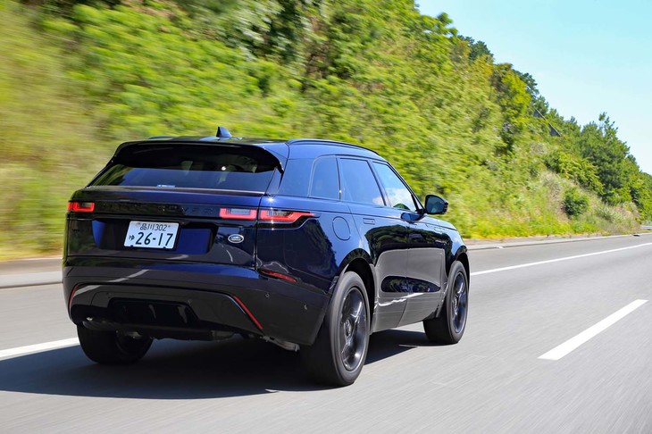 「レンジローバー ヴェラール」の2021年モデルは、運転支援システムも充実。「3Dサラウンドカメラ」や「ブラインドスポットアシスト」「リアコリジョンモニター」などが標準装備される。