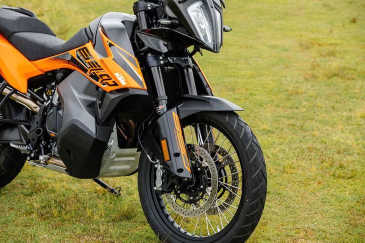 スタンダードな「890アドベンチャー」でも、サスペンションには200mmのストロークを確保。最低地上高は233mmとなっている。