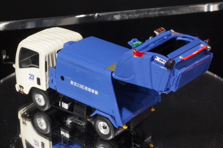 京商オリジナルの1/43ダイキャスト製「いすゞ・エルフ清掃車（東京23区）」。予定価格1万3000円。
