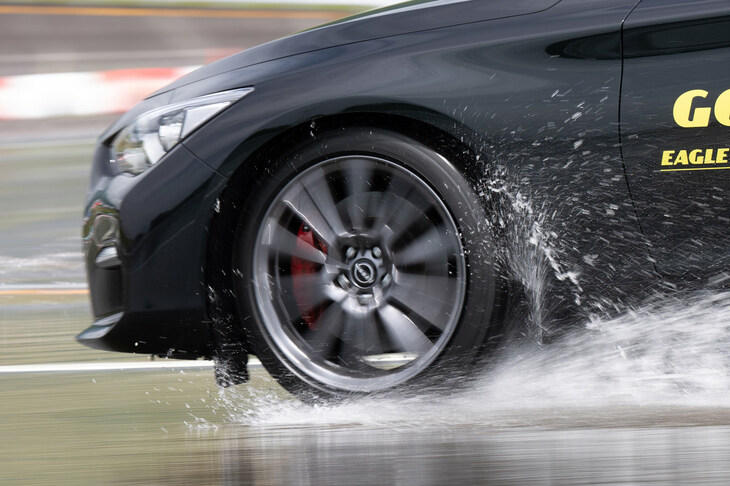 ミューの低いウエット路面でも「イーグルF1アシメトリック6」は高いグリップ力を発揮。タイヤの状態も感じ取りやすく、まずは「運転しやすいタイヤ」という印象を覚えた。