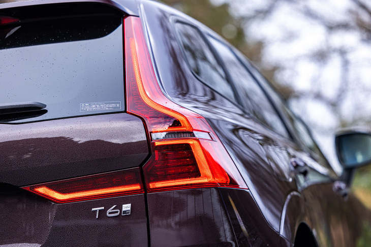 アップデートされた「XC60」は、「次世代ユーザーエクスペリエンスの採用」「内外装のデザインのリフレッシュ」「快適性の向上と環境負荷の低減」などをうたう。「XC60ウルトラT6 AWDプラグインハイブリッド」の車両本体価格は1029万円。