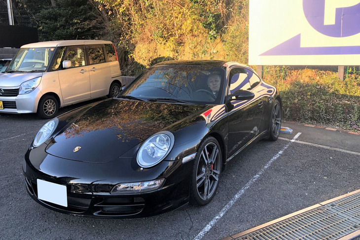 早速S氏の997型「911」に試乗させてもらうことに。997型のステアリングを握るのは、おそらく17年ぶりぐらいである。