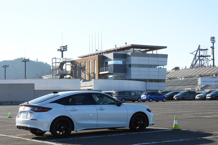 さっそく余談だが、今回、サーキットクルーズ＆会場往復用にとお借りした「ホンダ・シビックRS」だが、むちゃくちゃいいクルマでした。「シビック タイプR」や「プレリュード」の陰に隠れがちだけど、これはひそかな名車だと思う。