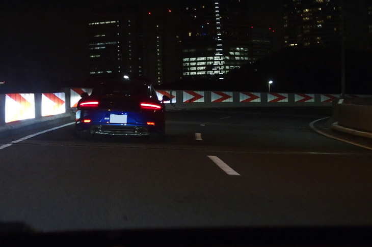 首都高KK線で展示走行をキメていると、前方にゆっくり走る「ポルシェ911」を発見。ペースを合わせ、いつでも撃墜できる体勢をとりつつ追いかけることにした。