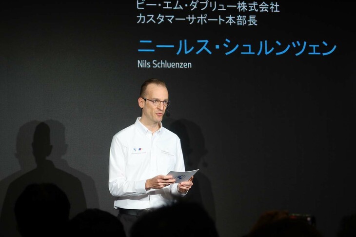 BMWのMパフォーマンスパーツについて説明するニールス・シュルンツェン氏。今後、その認知度を高めていきたいとしている。