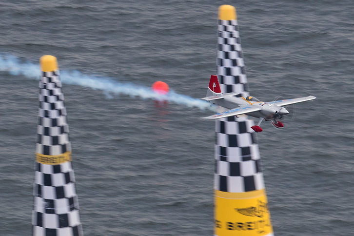 ゴールを通過する室屋義秀選手の「EDGE 540 V3」。（Samo Vidic/Red Bull Content Pool）