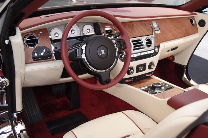 インテリアの様子。インストゥルメントパネルのデザインは、クーペの「レイス」と変わらない。