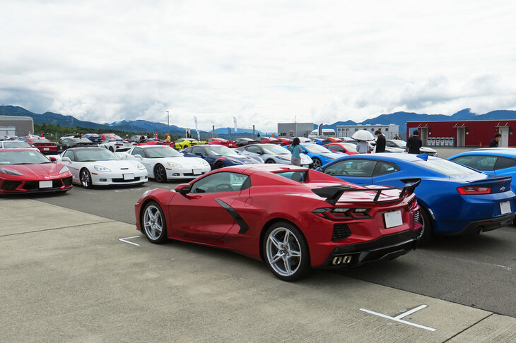 ……どこまで歩いても途切れることのないシボレー車の群れに脱帽。参加車は近年の「コルベット」や「カマロ」が主だが、ちらほらと、懐かしの「アストロ」や「シェビーバン」「ブレイザー」なども見受けられた。