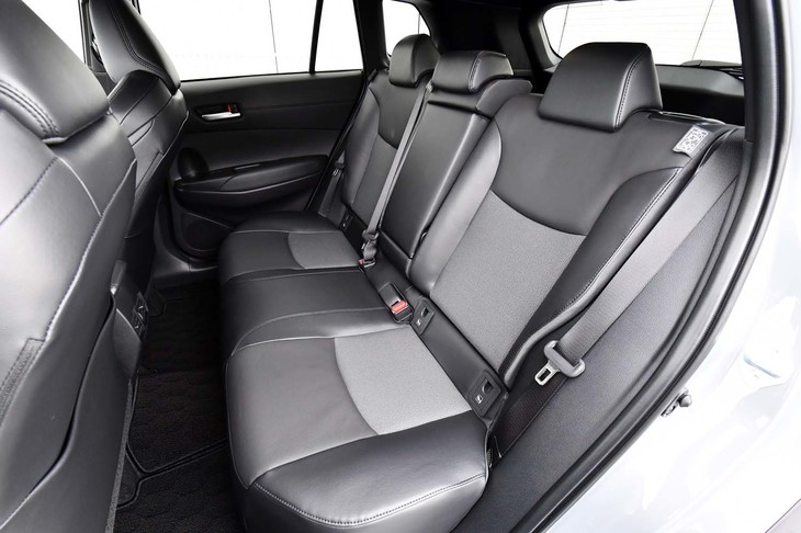 後席にはリクライニング機能が備わる。「Z」グレードのものは、前席と同様、本革とファブリックのコンビ仕立てとなる。