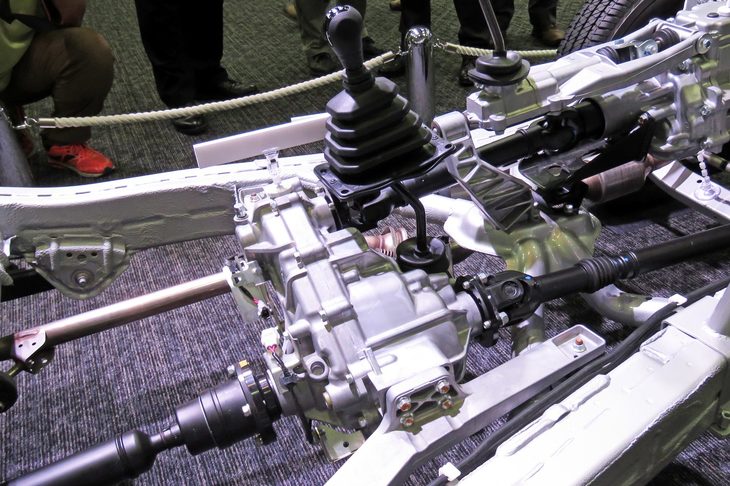 機械式副変速機を反対側から見たところ。ギアボックスから前（写真向かって右）と後ろ（同左）の双方にプロペラシャフトが伸びている。