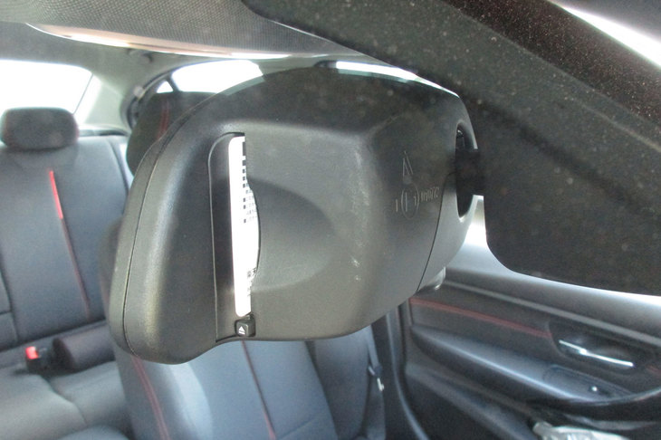 BMW車のETC車載器はルームミラー内蔵型。