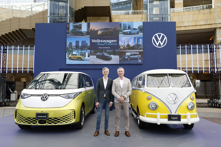 フォルクスワーゲンAGのストラテジックプライスプランニング本部長のマーティン・ザーゲ氏（写真左）とフォルクスワーゲン ジャパンのフォルクスワーゲンブランドディレクター、イモー・ブッシュマン氏（同右）。