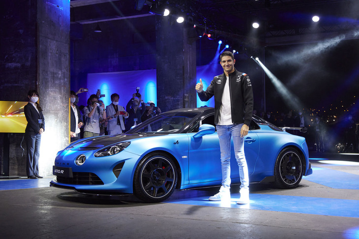 「A110 R」とアルピーヌF1チームのエステバン・オコン選手。