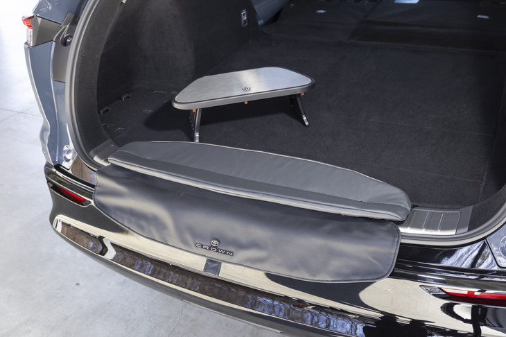 荷室のへりに引っかけて使うクッションはデッキボードの下に格納できる。奥のテーブルは足を畳むと荷室左端のくぼみにぴたりと収まる。