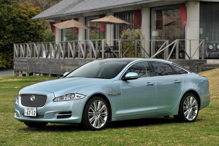 日本では2010年から2022年まで、12年にわたって販売された「ジャガーXJ」（X351）。イアン・カラムの手になるデザインは、今見ても美しい。（写真：小林俊樹）