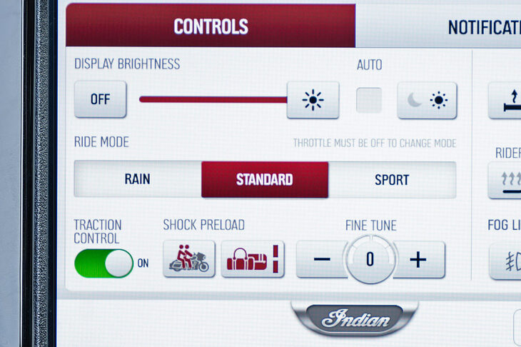 タッチスクリーンでは3種類のライディングモードの切り替えに加え、乗車人数や荷物の積載量に合わせて、リアサスペンションのプリロードも調整できる。