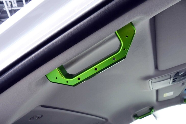 三菱デリカD：5 CHAMONIX SNOW GEAR（アシストグリップ）