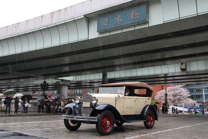 悪天候により、午後3時の終了予定を30分ほど切り上げて散会。これは慶応大学自動車部所有の1931年「フォードA型フェートン」。横浜にあった日本フォードでノックダウン生産された右ハンドル車である。