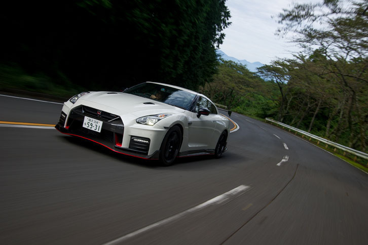 ボディーカラーはテスト車に採用されていた「ブリリアントホワイトパール」を含む全5色。このうち「ダークマットグレー」は「GT-R NISMO」の専用色となる。