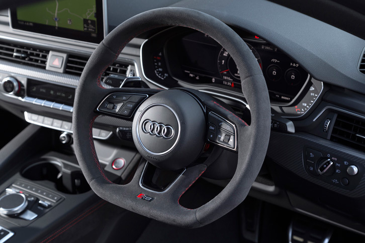 フラットボトムのリム形状と、アルカンターラ表皮が特徴の「RSマルチファンクションステアリングホイール」。