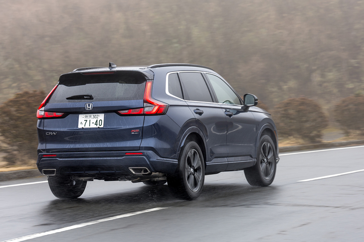 「CR-V」はハイブリッド車でありながら後輪をプロペラシャフトを介して駆動するメカニカルな4WDが特徴（次世代はリアモーターになるという）。先代では60：40だった前後トルク配分を50：50～60：40の可変式に変えている。