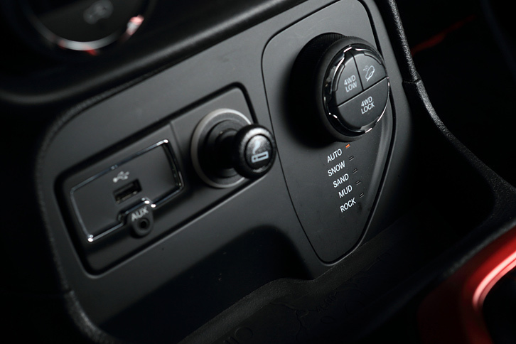 シフトセレクターの前方には、路面状況に応じて5つのモードを切り替えられる「セレクテレインシステム」のスイッチが配置されている。