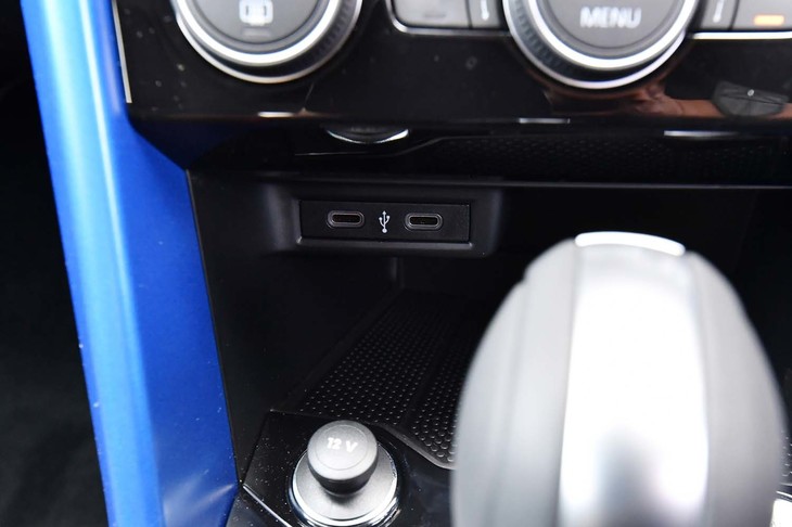 センターコンソールのシフトレバー前方には、前席用のUSBコネクター（Type-C）が2つ備わる。