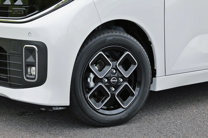 14インチ、15インチホイールのいずれにも “かどまる四角”のデザインを採用。今回試乗したプロトタイプモデル「ハイウェイスターGターボ プロパイロットエディション」には165/55R15サイズ、「ハイウェイスターXプロパイロットエディション」（写真）には、155/65R14サイズのタイヤが装着されていた。