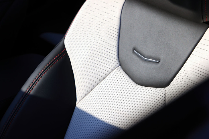 インテリアには2グレード合わせ4種類のコーディネートを用意。内装色だけでなく、ステッチの色や装飾パネルの素材も変わってくる。