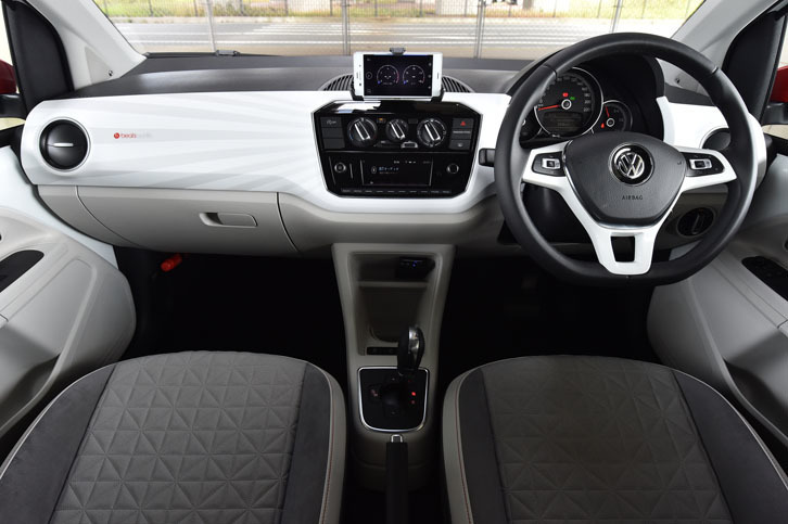 インテリアはマイナーチェンジ前のデザインを踏襲。新たに「インテリアアンビエントライト」が装備される。