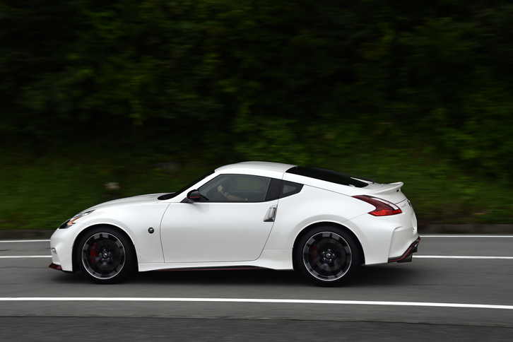 エアロダイナミクスについては、ダウンフォースの前後バランスを最適化する方向で各部をデザイン。高い走行安定性と、狙ったラインを正確になぞるような操縦性が追及されている。