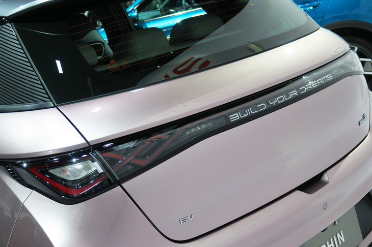 リアコンビランプには「Build Your Dreams」というBYDの標語が。